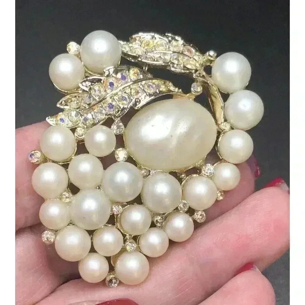 Vintage Baroque‎ Pearl Gold Tone AB Aurora Borealis Rhinestone Brooch READ